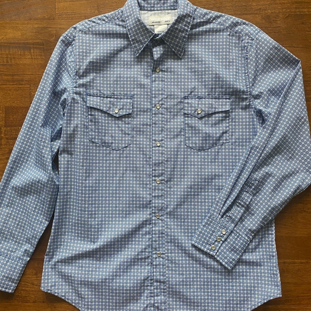 Wrangler Pearl snap long sleeve button-down. Size large.​​​​​​